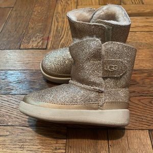 Gold Keelan glitter Ugg boots for babies, Velcro opening.